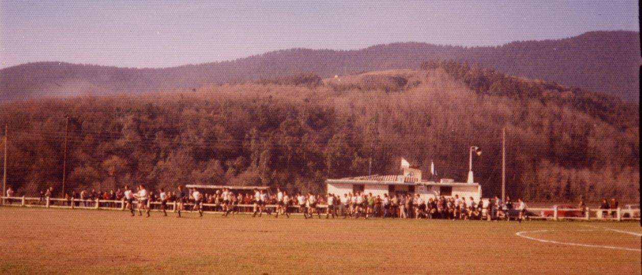 Ultimo año del viejo Santo Cristo (6 de febrero de 1977). La izada de la ikurriña en el campo de fútbol.