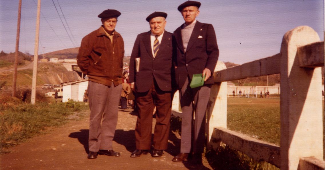 Ultimo año del viejo Santo Cristo (6 de febrero de 1977) - Agustín Amorrosta, Joaquín Ibarretxe y Laurentzi Albizua, llevaron las riendas del Club en los años 50.